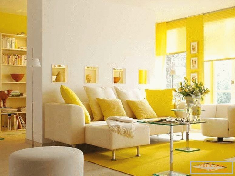 Solarno rumena dnevna soba