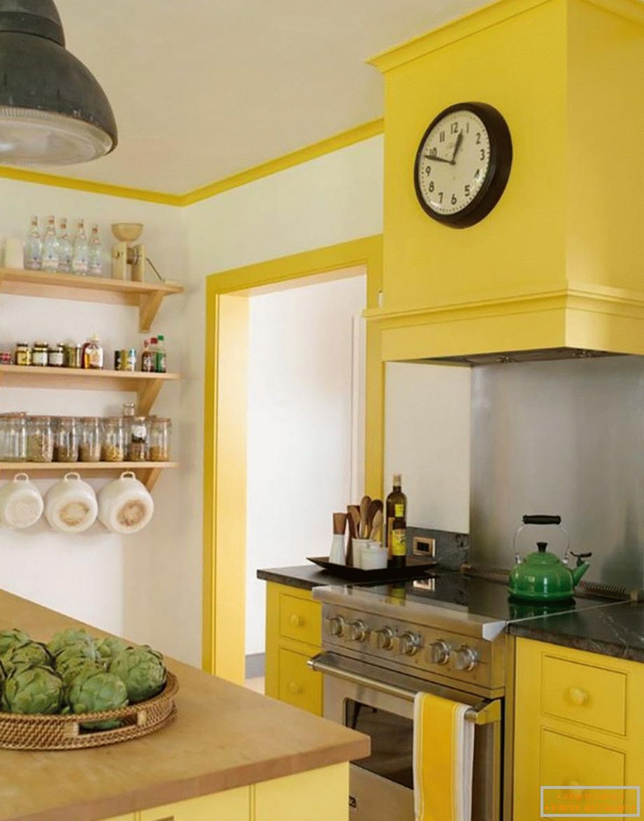 Kombinacija bele, sive in rumene barve v kuhinji