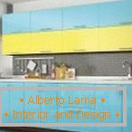 Kuhinjsko pohištvo z rumeno-modro fasado