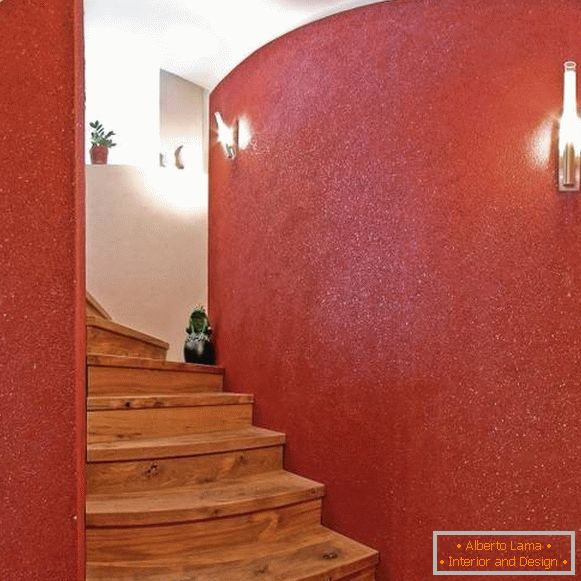 Rdeče tekoče ozadje na hodniku v notranjosti - fotografija stopnišča