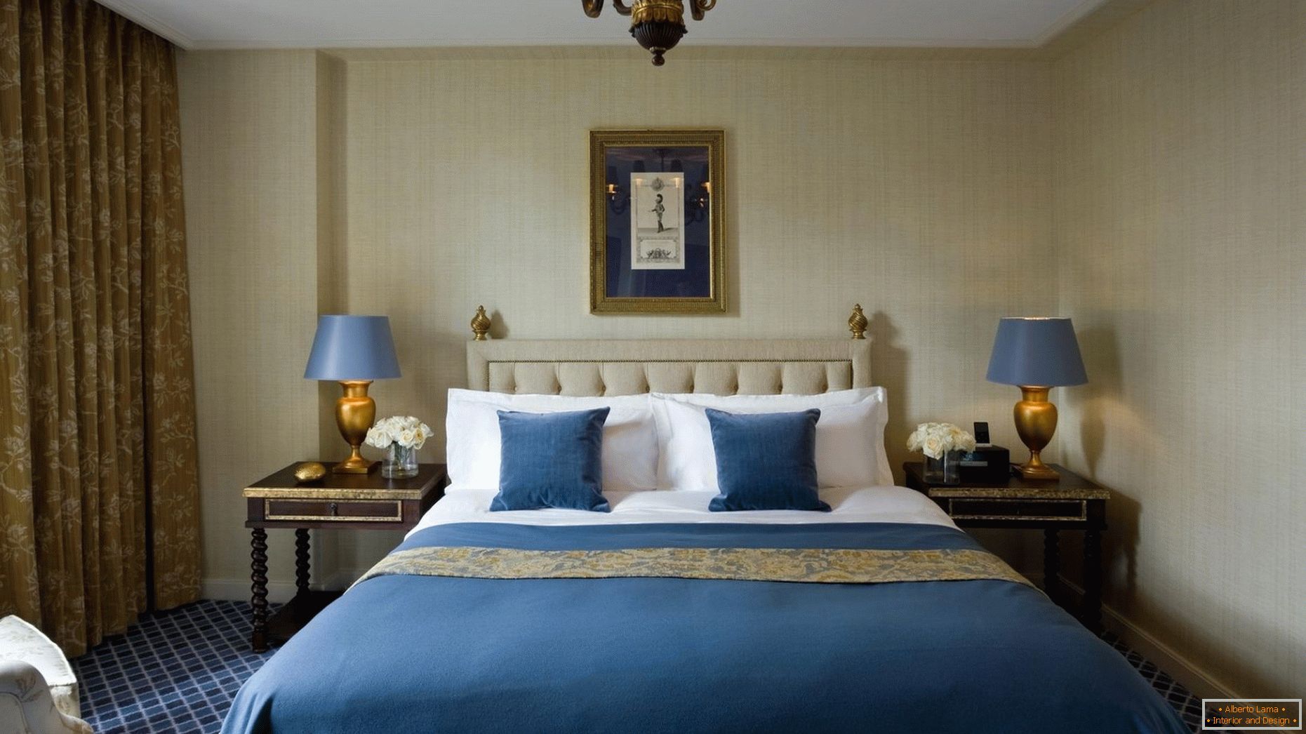 Modri ​​in zlati odtenki v notranjosti spalnice
